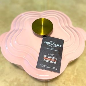 SMITH & CLARK Spring Flower Shaped 2.2 Qt pink Enameled Cast Iron Dutch Oven.